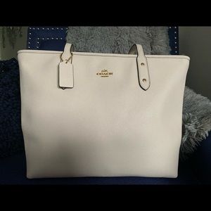 Cream shoulder bag, with inside side pocket.